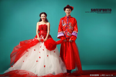 中式婚纱在设计上继承了唐代、明清时期理念的精华，将其中的经典元素提炼并加以丰富，同时摒弃原有的等级、尊卑等封建思想。