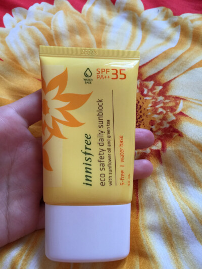 #安利好货#悦诗风吟的向日葵防晒 SPF35 我这种不怎么擦防晒出门的 偶尔去玩擦一下 还不错 推开不油腻 不过味道不怎么好～我形容不上来 建议平常出门擦一下 但如果去海边还是用个更高度数的