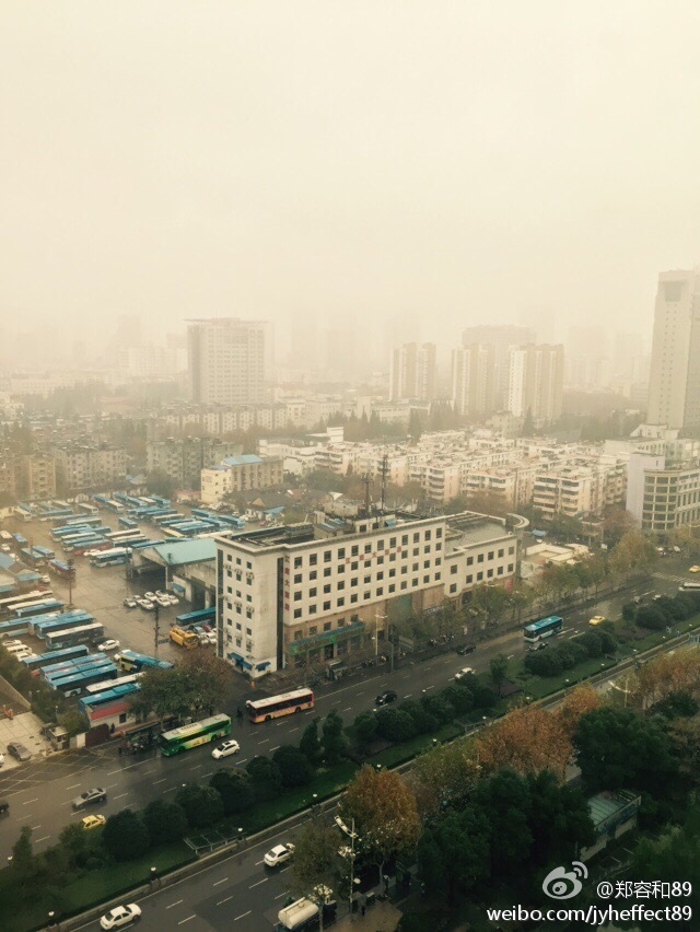 141130郑容和微博：正在下雨的南京～下次见哦[去旅行][去旅行][泪][泪][泪]