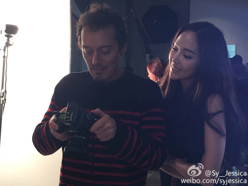 Jessica鄭秀妍更新微博： Behind the scenes at Eyemag's 2015 summer issue shoot[擠眼]