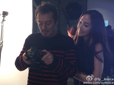 Jessica郑秀妍更新微博： Behind the scenes at Eyemag's 2015 summer issue shoot[挤眼]