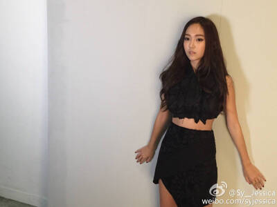 Jessica郑秀妍更新微博： Behind the scenes at Eyemag's 2015 summer issue shoot[挤眼]