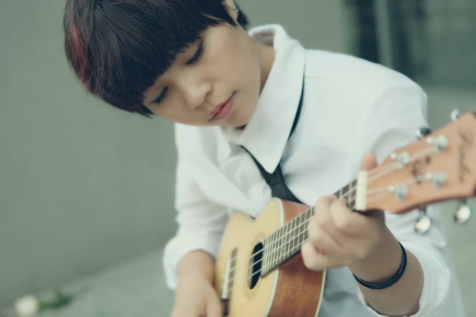 短发白衬衫吉他