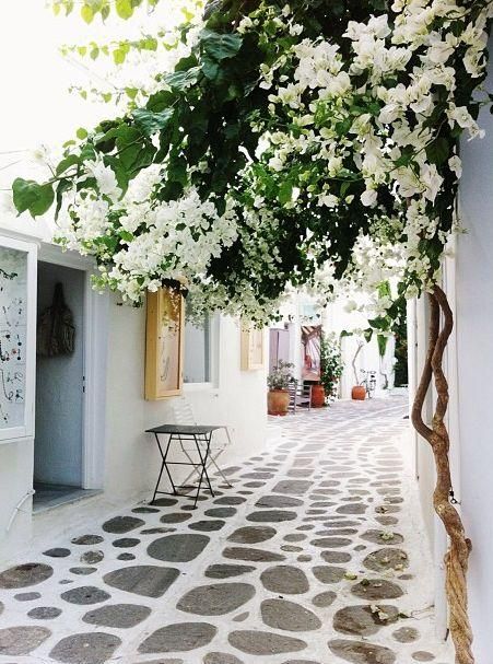 Paros island, Greece。帕罗斯岛在爱琴海的众多岛屿中，是一个以休闲开放而著称的岛屿。岛上有洁白晶莹的大理石，品位很高。大家所熟悉的“米罗的维纳斯”雕像就是用这里的大理石做成（现收藏于巴黎卢浮宫）。岛上有一个小镇，也是港口所在的地方。整个小镇只有一条主要的商业街，从中心延伸到港口，在小镇里面，游客可以选择租赁一辆小摩托车或者自行车就可以将线路游完，悠悠转转，乐趣无穷。或是在海边游泳滑板，都是不错的选择。