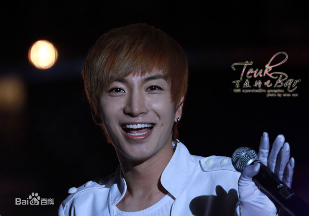 利特（Lee Teuk），本名朴正洙（Park JungSu）