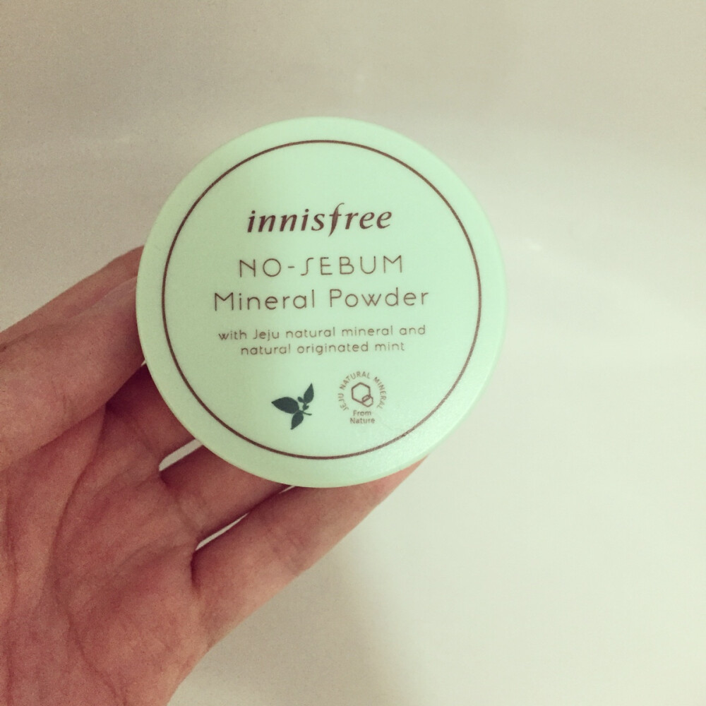 #安利好货# innisfree mineral powder 薄荷控油散粉 薄荷味很淡 一整天都沒出什麼油 很乾淨效果很好 而且上臉有點白淨的效果 看上去白了不少 就是用起不太方便 這款hkd$58 另外還有一款是粉餅hkd$100