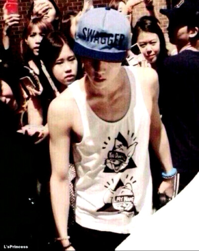 多希望我是后面的女生！