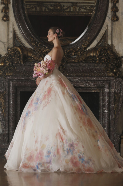Romona Keveza Wedding Dresses Spring 2016。罗梦娜·奇威塔2016春季婚纱礼服。此季灵感来自洛克菲勒大厦中的花园和四十年代的美国电影演员。手工制作让婚纱礼服充满了人情味。每一件礼服都要经历长达十个月的制作才…