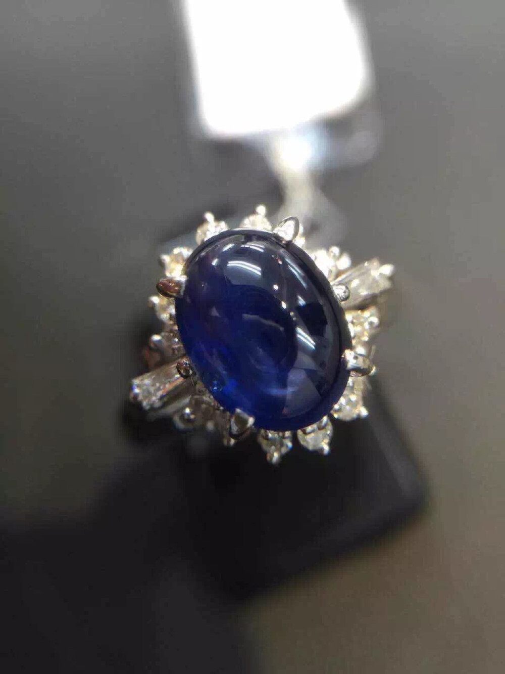 日本制高级珠宝 Pt900铂金蓝宝石钻石戒指，新品，蓝宝石 2.24ct，钻石 0.29ct，重约5.8g，附有箱、珠宝鉴别书。