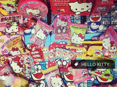 【HELLO KITTY】有香港芒果布丁 六件入！还有一个大圆盒 图上图案根据不同角度画面不同，超级卡哇伊 还有hellokitty造型的牛奶巧克力豆 独立包装哒 以及注心饼干和水果软糖 最重要的是 送手帕呀 萌萌哒 十分美腻 好…