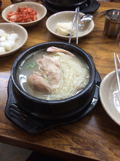 参鸡汤。这个好吃！有鸡，有饭，有面，还有汤。汤特别好喝！推荐！