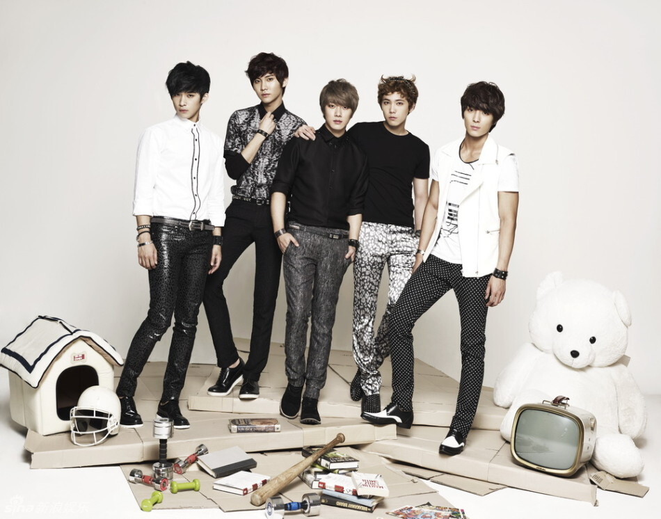 FTISLAND[1] （朝鲜语：에프티 아일랜드），全称“Five Treasure Island”，简称“FT”，是FNC Entertainment于2007年推出的韩国流行乐队。由李洪基、崔钟勋、宋承炫、李在真、崔珉焕五名成员组成。2007年5月27日，FTIsland正式出道