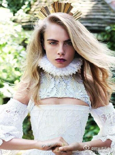 卡拉·迪瓦伊 #Cara Delevigne#是2012伦敦时装周上最亮眼模特新人，她为整个伦敦时装周上最具重量级的大牌Burberry Prorsum走了开场和闭场。Cara长相清新甜美，五官好像俏皮小猫，她带有一丝天生的摇滚酷范儿，混合了…