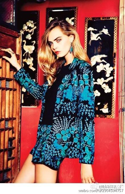 卡拉·迪瓦伊 #Cara Delevigne#是2012伦敦时装周上最亮眼模特新人，她为整个伦敦时装周上最具重量级的大牌Burberry Prorsum走了开场和闭场。Cara长相清新甜美，五官好像俏皮小猫，她带有一丝天生的摇滚酷范儿，混合了复古名媛的感觉。2011年年仅18岁的Cara就成为Burberry Prorsum2011春夏广告新面孔。