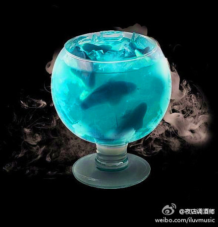 蓝色系鸡尾酒一号——BlueShark蓝鲨 Bluecuraçao能与任意一种透明纯净的基酒完美混合，这里有一个非常流行的以伏特加为基酒的美式配方。Material：1½汤匙伏特加，1½汤匙龙舌兰，2茶匙Blue curaçao；Mixer ways将所有原材料与冰块放入雪克杯中摇匀，然后倒入酒杯中，再挤入一点橙皮油