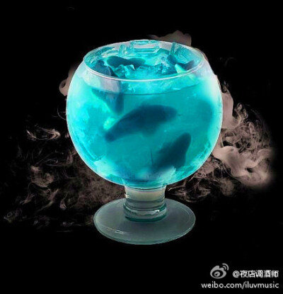 蓝色系鸡尾酒一号——BlueShark蓝鲨 Bluecuraçao能与任意一种透明纯净的基酒完美混合，这里有一个非常流行的以伏特加为基酒的美式配方。Material：1½汤匙伏特加，1½汤匙龙舌兰，2茶匙Blue curaçao；Mixer ways将所有…