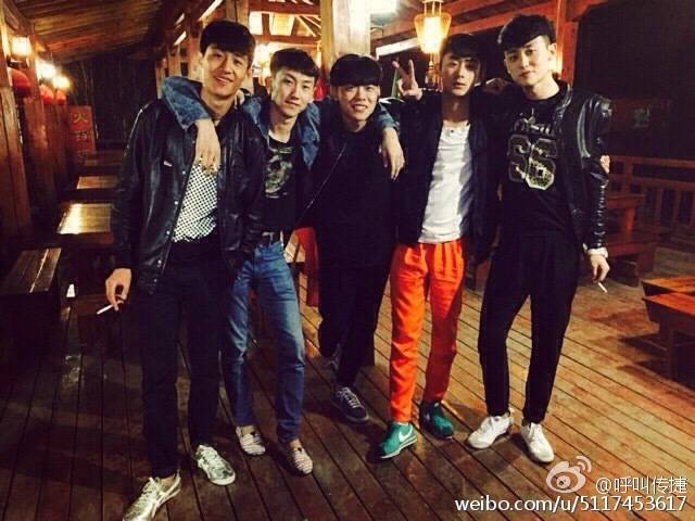  通过快手让我认识了不少好兄弟 他们来自五湖四海非常讲义气 每个人身上有不同的含义 相濡以沫我们相聚在一起 帅气潇洒的男孩他叫周子昂 讲义气的传捷爱吃棒棒糖 笑起来的黑泽憨厚的酒窝 还有你们最爱的小来哥 阳光爱运动的郑泽一 一直努力做自己我叫王子琦 大眼睛的亮亮像个小太阳 停不下来的嘉铭他说他不娘 王火火的样子真的很善良 我们就像一面风吹不倒的墙 我们每个人都非常有担当 因为我们来自男人帮