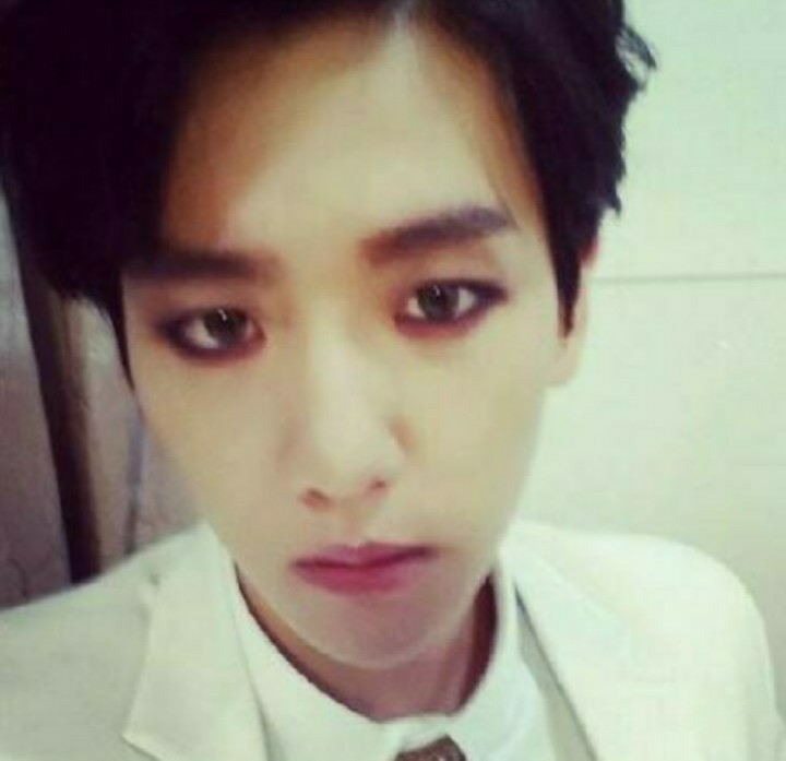 眼线伯贤(๑´ω`๑)