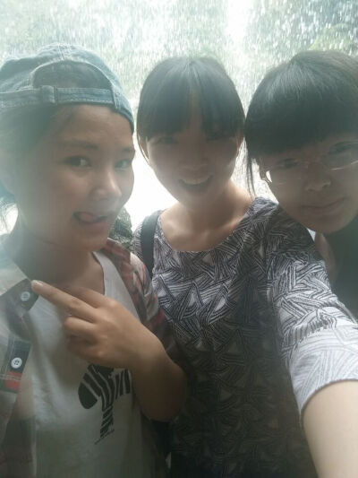 背后是瀑布～～～就说美吧～～