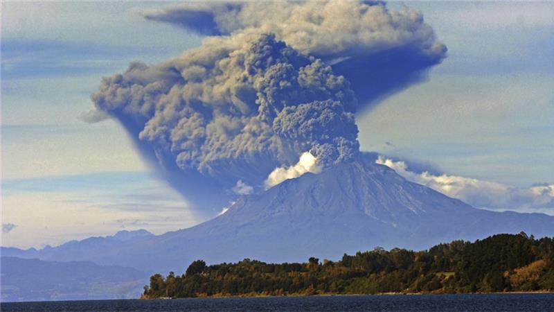 智利卡尔布科火山第三次爆发，8天内爆发第三次。