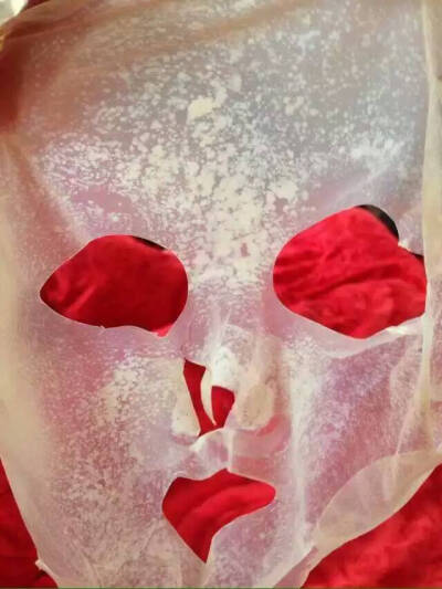 以前觉得敷面膜都是水货功效都一样毫无意义。但这款面膜真是惊到了我。真的改善了我的痘痘肌和大油田。是国产货里最棒的一款面膜。