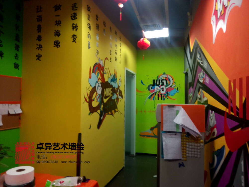 为一家耐克店做的员工休息室手绘墙壁画，现在越来越多的人喜欢做商场手绘墙壁画，酒吧手绘墙壁画这种的商业壁画装饰画了 ，壁画完成是店主喜欢的不得了，这也是对自己最大的肯定了