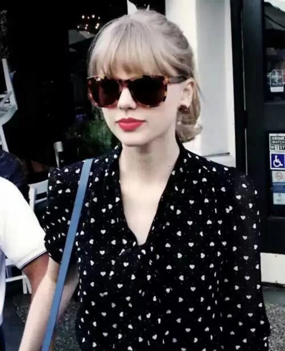 泰勒斯威夫特 出生于美国加州 创造歌手 超喜欢她的歌哦(ᵒ̤̑₀̑ᵒ̤̑)