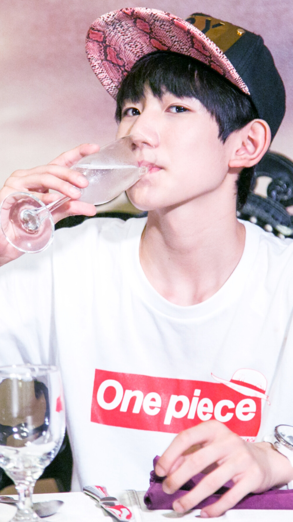 王源喝水也要帅帅的