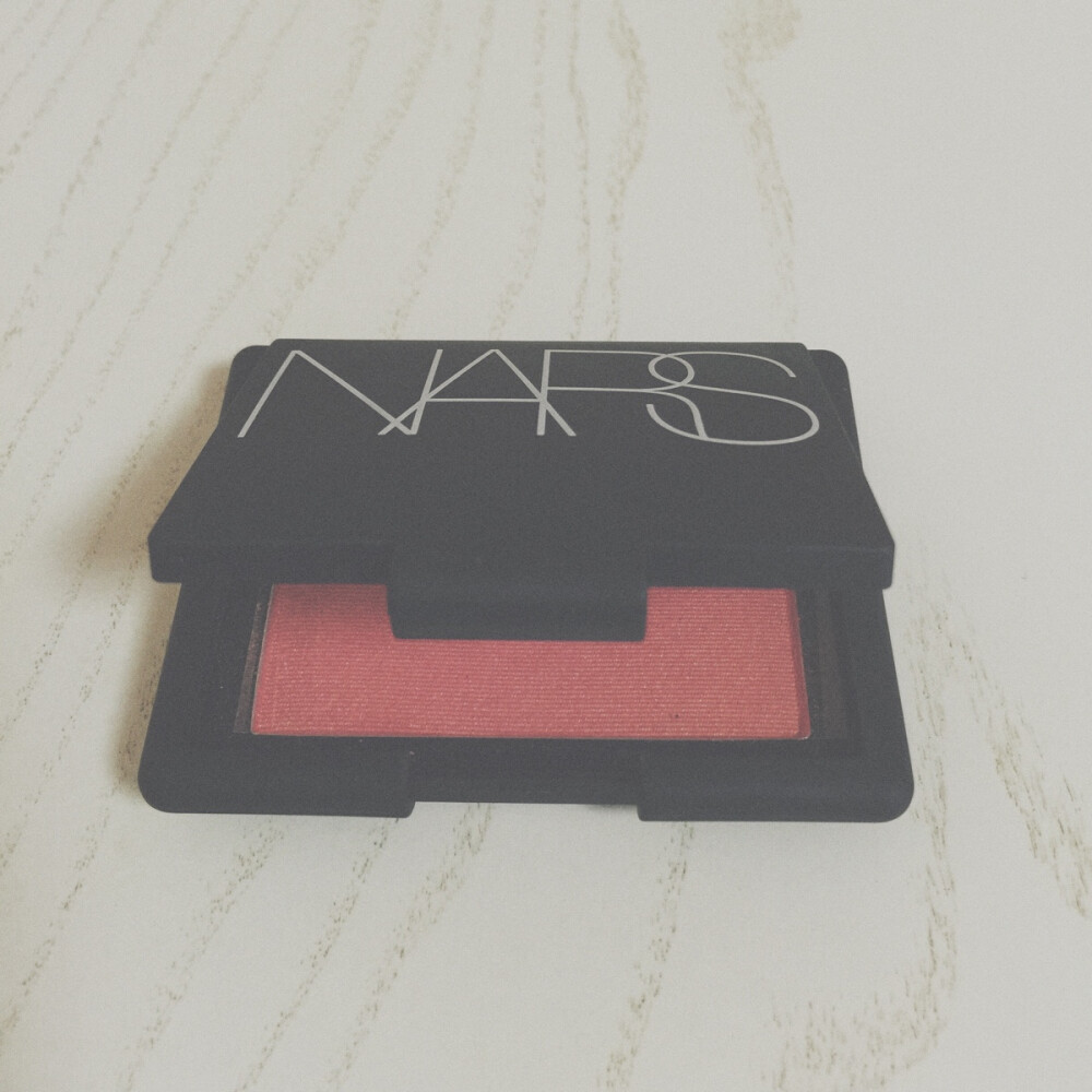 #安利好货# NARS Orgasm腮红，是个名字很厉害的腮红. 颜色是偏橙色，喜欢粉嫩红色的可以入NARS的Desire腮红. 自己感觉Orgasm的颜色太闪了，不是特别好用，不过很多人也是爱的里面的金粉. 这一系列好评还是很多的，好奇的可以入看看～