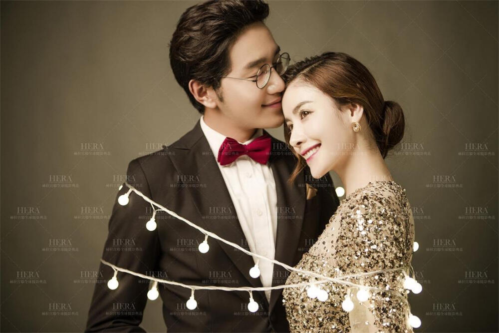 然会让杰出你那一双灵动的双眼，然后搬运人们对大脸的重视，到达忽略脸部概括的意图。假如新娘觉得自个的双眼不够大，那么能够选用深色为基调的小烟熏眼妆来放大眼部的概括，这样会使得你的双眼看起来更加的深邃和立体。