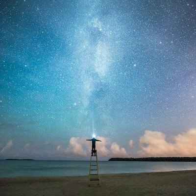  在現代到了夜晚依舊燈火明亮的城市裡，遙望星空、觀星賞月這樣的閒情逸致似乎早已被世人給遺忘，畢竟每當抬起頭想看看天空時，出現的往往是一片漆黑與零散的星光。不過在這個世界上其實仍有許多光害低的地方，在那…