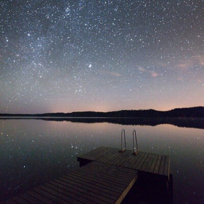  在現代到了夜晚依舊燈火明亮的城市裡，遙望星空、觀星賞月這樣的閒情逸致似乎早已被世人給遺忘，畢竟每當抬起頭想看看天空時，出現的往往是一片漆黑與零散的星光。不過在這個世界上其實仍有許多光害低的地方，在那…