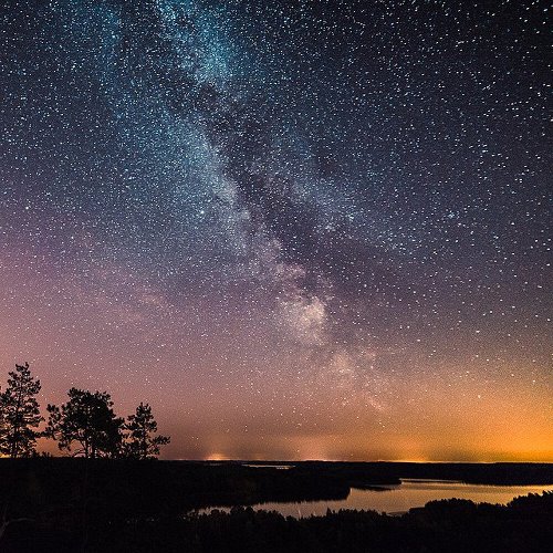  在現(xiàn)代到了夜晚依舊燈火明亮的城市裡，遙望星空、觀星賞月這樣的閒情逸致似乎早已被世人給遺忘，畢竟每當(dāng)抬起頭想看看天空時(shí)，出現(xiàn)的往往是一片漆黑與零散的星光。不過(guò)在這個(gè)世界上其實(shí)仍有許多光害低的地方，在那裡的夜空是你無(wú)法想像的絢麗華美。 今天介紹這位來(lái)自芬蘭的攝影師Mikko Lagerstedt，就對(duì)夜晚的星空情有獨(dú)鍾，在他的Instagram裡，有著許多令人震撼的美景。從未想過(guò)原來(lái)星空是如此多彩而非漆黑的模樣，看一眼就能讓你陶醉其中、深深為之著迷。