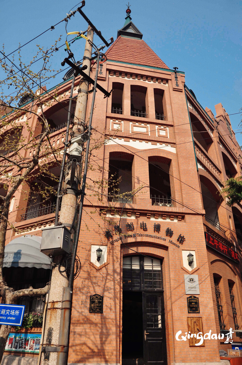 一座建筑，一边博物馆，一边书店……见证了多少沧桑，让时间在这里静止。