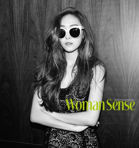 少女時代前成員Jessica為雜志《Woman Sense》3月號出鏡拍攝了一組時尚大片，身穿白襯衫戴著墨鏡亮相，演繹簡約干練時尚。