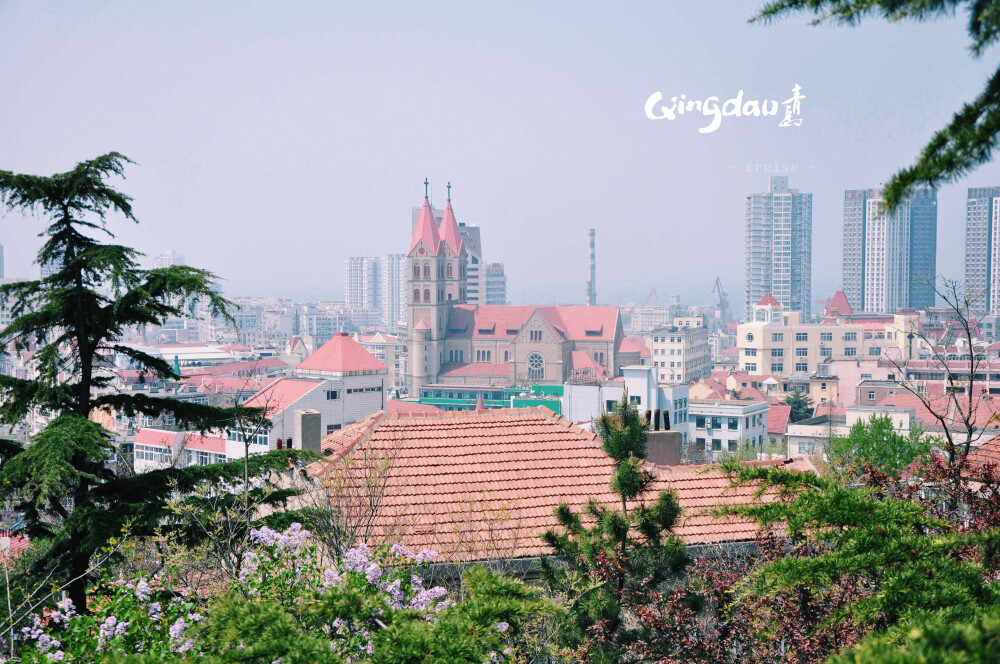  有花开的地方不一定有漂亮的老建筑，有老建筑的地方不一定能看到大海，有大海的地方不一定有能看海的山，在看海的山上不一定有花开。其实有这样一个地方，叫做——青岛