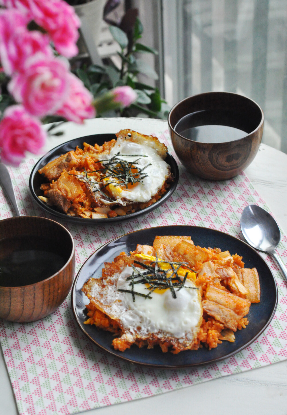 { 5.5 }辣白菜五花肉炒饭、海藻虾米汤。（炒饭做法：①五花肉烫皮（减少油脂，口感Q弹）切片，少油中火，炒熟②放辣白菜翻炒，放过夜米饭、韩式辣椒酱，翻炒均匀③盖上一个荷包蛋，撒上海苔碎，开吃吧!）任何调料都不用放，超简单又美味的韩式炒饭，吃饱饱滚去上班了~