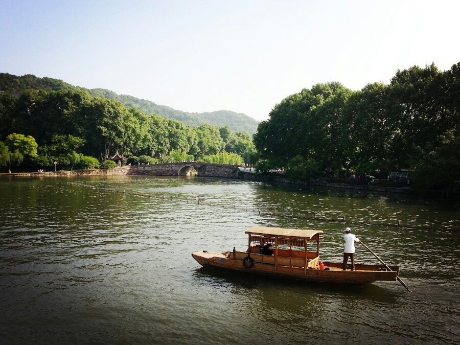 西湖美景，有水有船有桥有树～