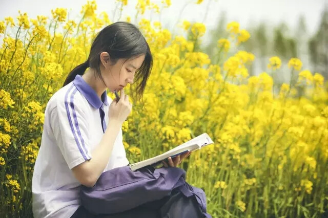 经不完全论证，校服好不好看，取决于穿的人好不好看！颜值，才是决定校服的最高因素！