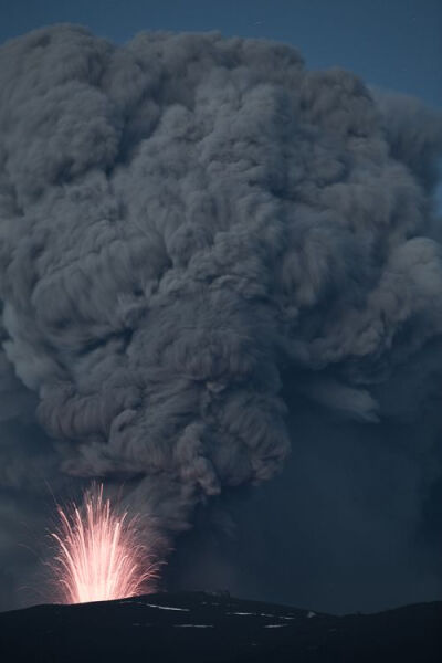  到艾雅法拉冰蓋（Eyjafjallajökull）拍攝火山噴發的行程雖近尾聲，天色還是沒有變得太暗。顏色沒有那麼飽和之後，噴發的火焰變成粉紅色的，灰雲的形狀和規模之大也變得更明顯。攝於2010年5月。（攝影：Nancy Leigh …