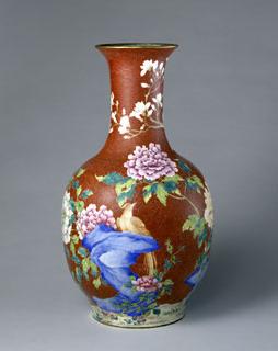 画珐琅花鸟纹瓶，清乾隆，内务府造办处珐琅作制造，高44cm，口径14cm，足径15.2cm。清宫旧藏。 瓶侈口，直颈，鼓腹下收敛，圈足。内壁施浅蓝色珐琅，口、足沿镀金，足内施白色珐琅，光素无款。通体以红色珐琅为地，用红、绿、蓝、粉、黄、白等色彩绘太湖石、牡丹、玉兰、绶带鸟纹。画面用晕染技法，描绘浓淡有致，画风写实。红色珐琅地将画面烘托出浓厚热烈的色彩效果。