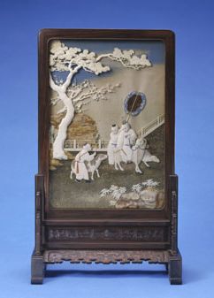 牙雕三阳开泰图插屏，清中期，通高60cm，屏心纵46.6cm，横33.8cm。清宫旧藏。 插屏边框以红木制，屏心为染牙，镂雕、镶嵌三羊婴戏图。松梅下，竹石曲栏前，一童骑羊，一童掌扇，一羊随行，又一童手执树枝驱策一羊，组成一幅“三阳开泰”图。曲栏间之染牙地子嫩绿可爱。屏背面为洒金黄绢地，行楷书唐代诗人朱延龄五言诗《秋山极天净》: 雨洗高秋净，天临大野闲。葱茏清万象，缭绕出层山。 日落千峰上，云销万壑间。绿萝霜后翠，红叶雨来殷。 散彩辉吴甸，分形压楚关。欲寻霄汉路，翘首愿登攀。 插屏的画面以清代画家姚宗翰的画稿为蓝本，运用了雕牙、染色、洒金沙等多