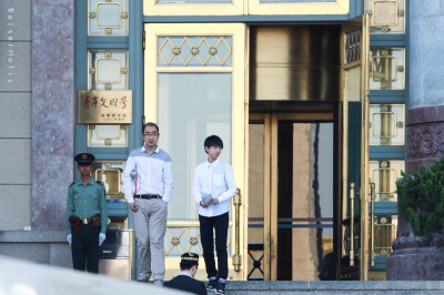 #王俊凯# #tfboys# 人民大会堂门前的清爽少年