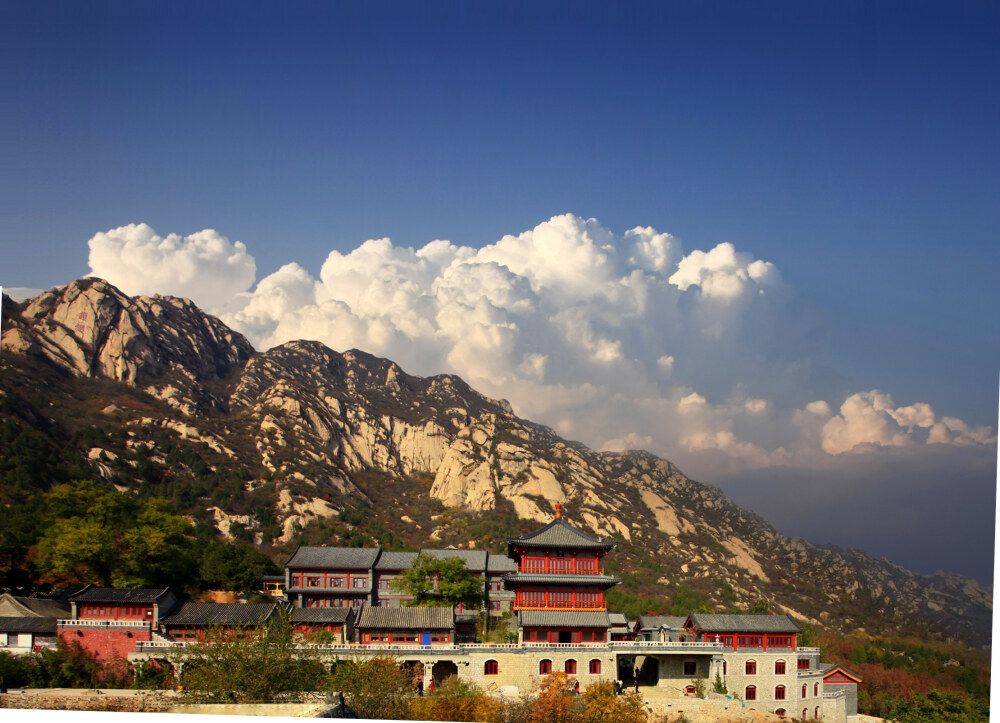  龙泉寺位于北京海淀区西北边，凤凰岭自然风景区内，座落在北京西山凤凰岭山脚下，始建于辽代应历初年，距今已有一千多年的历史，山门前两株遒劲的翠柏有六百多年，寺内还有两棵粗壮挺拔的银杏树和两株古柏，都已有千年树龄。寺内一座独孔古石桥，现今还保存完好，这是当年住持继升和尚募化修建的，人称金龙桥寺东百米有继升和尚塔，据说继升和尚圆寂那天，天空祥云万里、 地面百鸟啼鸣，僧众诵经四十九天，该塔发出淡雅的檀香味持续三年之久。