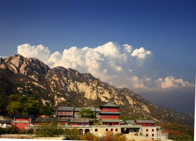  龙泉寺位于北京海淀区西北边，凤凰岭自然风景区内，座落在北京西山凤凰岭山脚下，始建于辽代应历初年，距今已有一千多年的历史，山门前两株遒劲的翠柏有六百多年，寺内还有两棵粗壮挺拔的银杏树和两株古柏，都已有…