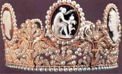 这是瑞典王室的传世之宝，它曾是拿破仑的第一任妻子约瑟芬所有，西尔维娅大婚事，带的就是这项，它也是瑞典王室公主们大婚时必带的王冠，但现在只为西尔维娅王后一人使用