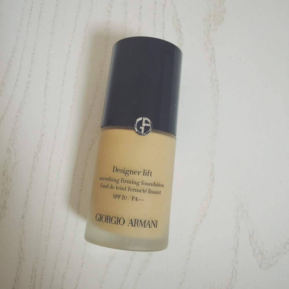 #安利好货# Giorgio Armani，造型紧颜粉底，大师粉底. 很多人说这是他们用过最好的粉底...我是感觉效果不是那么拔群，而且易浮粉，当然这种都因人而异，可以自己到专柜试试，反正又不要钱，啊哈哈哈！粉底之前的保湿要做好，这对粉底的效果有一定影响.