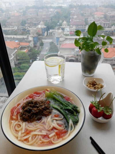 20150507 早餐 雨 雜醬蕃茄湯烏東，用蕃茄煮湯底，簡單又好味。