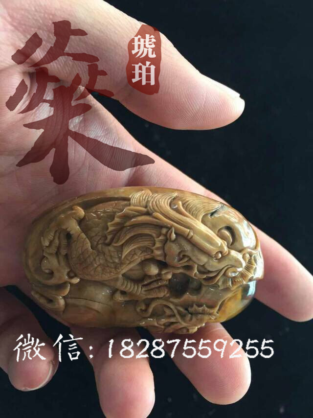 缅甸琥珀 燊琥珀 白跟特色 雕件 双龙戏珠 巧雕 重40.7g 尺寸63*43*24mm 品相雕工没的说啦~棒棒的~收藏佳品