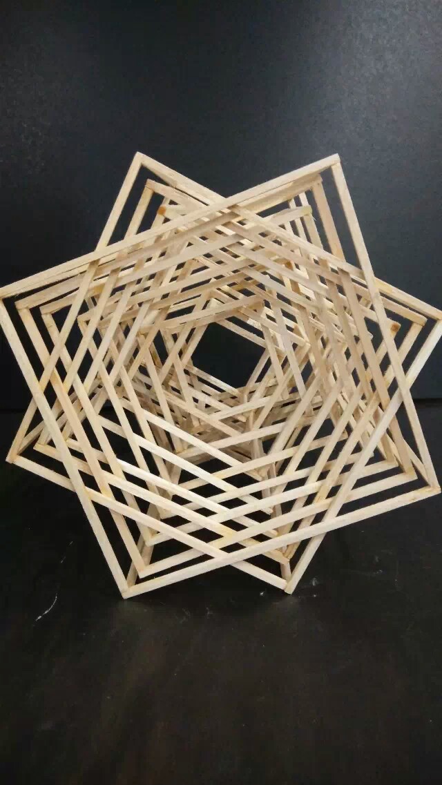 立体构成，线，的渐变构成，木条做的正方体由小变大叠加起来的。。做这件立构被502粘成手残了。